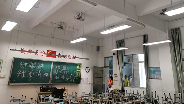 熒光燈嚴重危害學生的視力健康，教室照明需要用護眼教室燈具