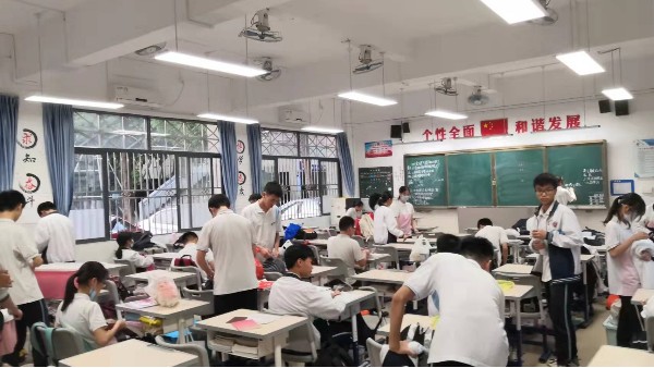 維格教育照明：點(diǎn)亮知識(shí)的曙光，黑板燈的專業(yè)選擇